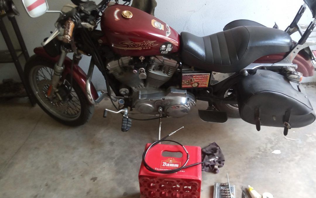 Cómo cambiar el cable de embrague en una Harley Davidson Sportster