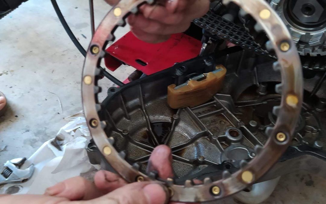 Cómo cambiar los discos de embrague de una Harley Davidson Sportster