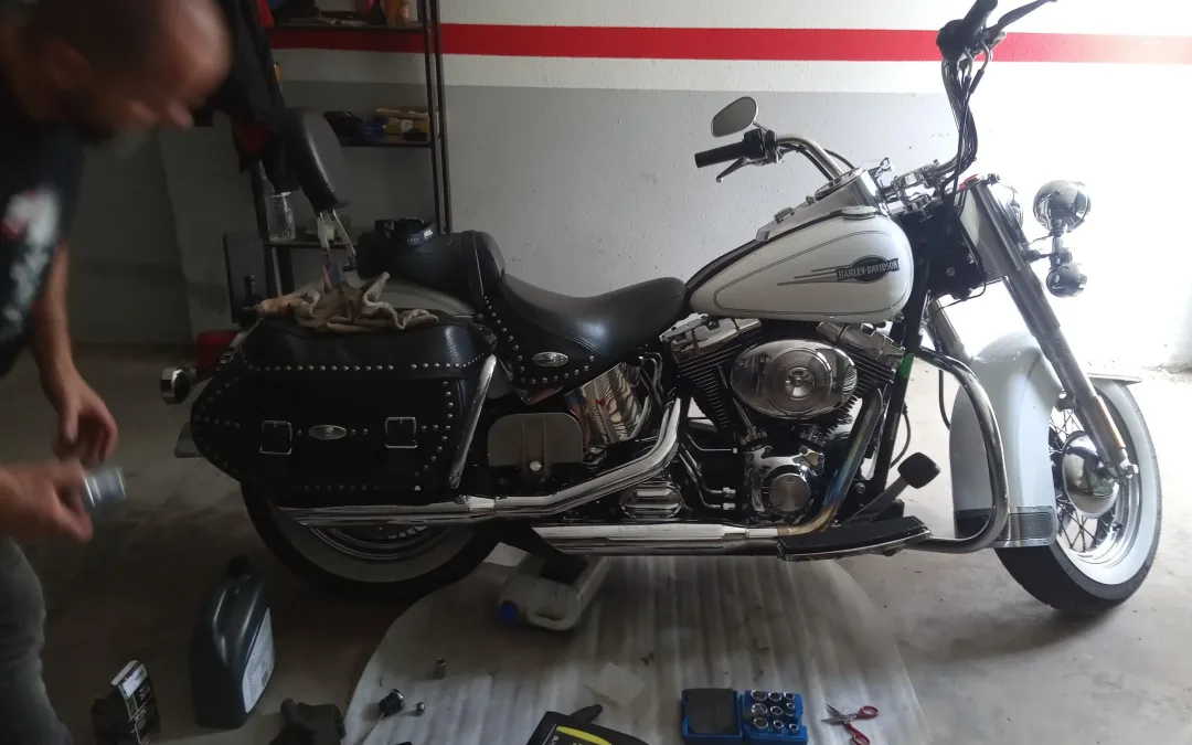 Cómo cambiar el aceite motor en una Harley Davidson Softail