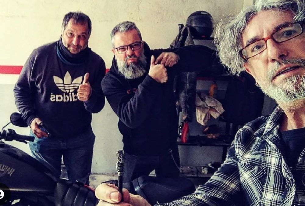 Cómo sacar un tornillo pasado en una Harley Davidson