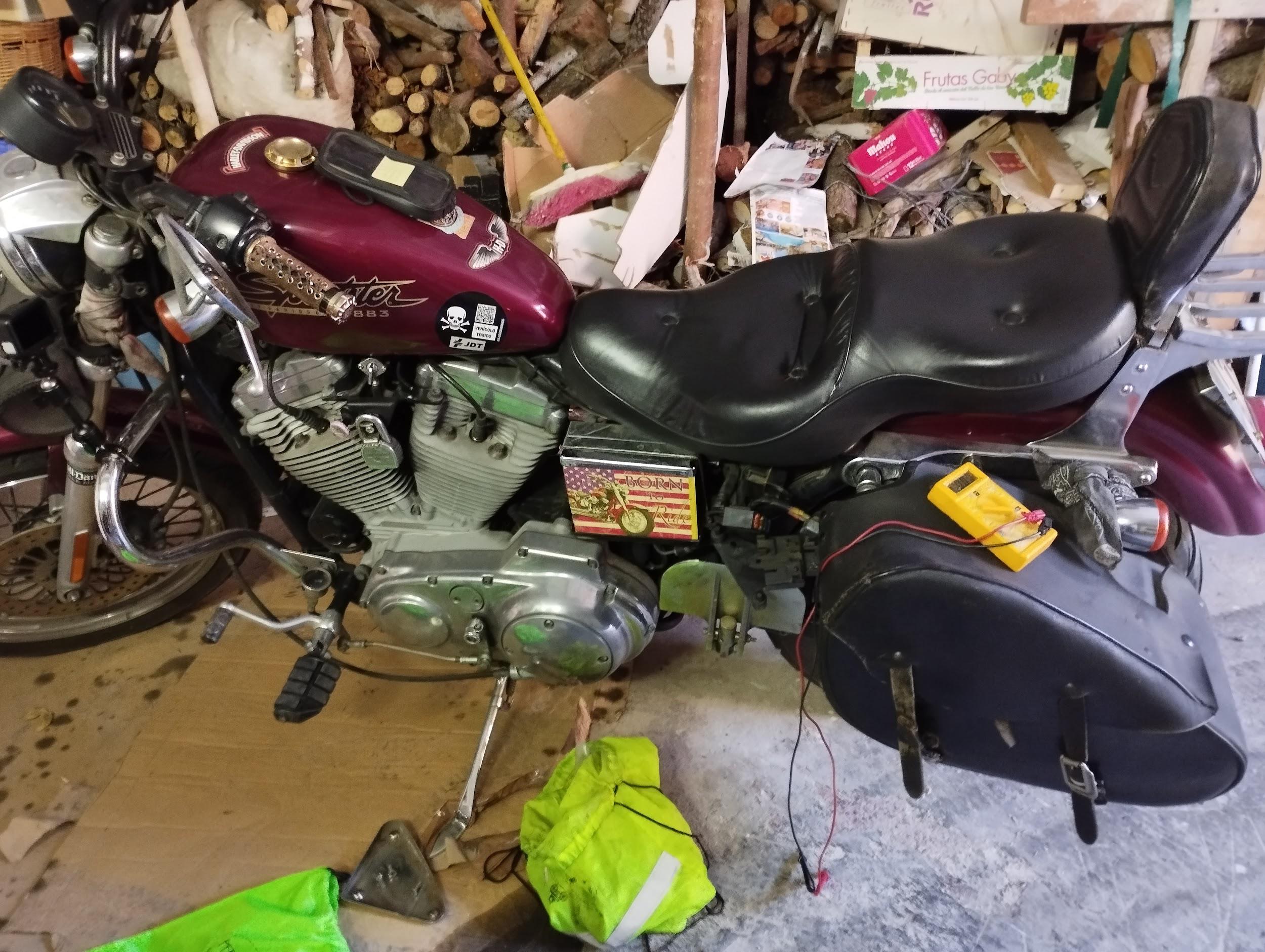 Revisando la moto antes de seguir viaje Revisando la moto antes de seguir viaje