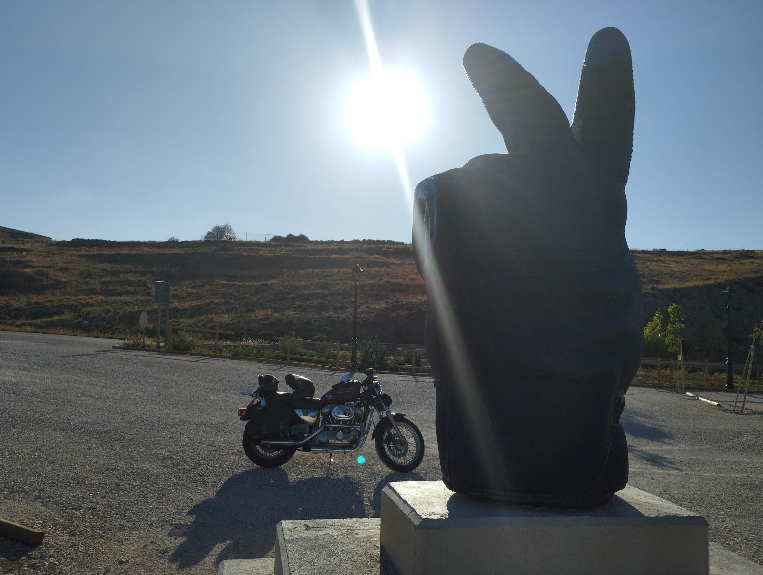 Monumento Saludo motero Monumento Saludo motero