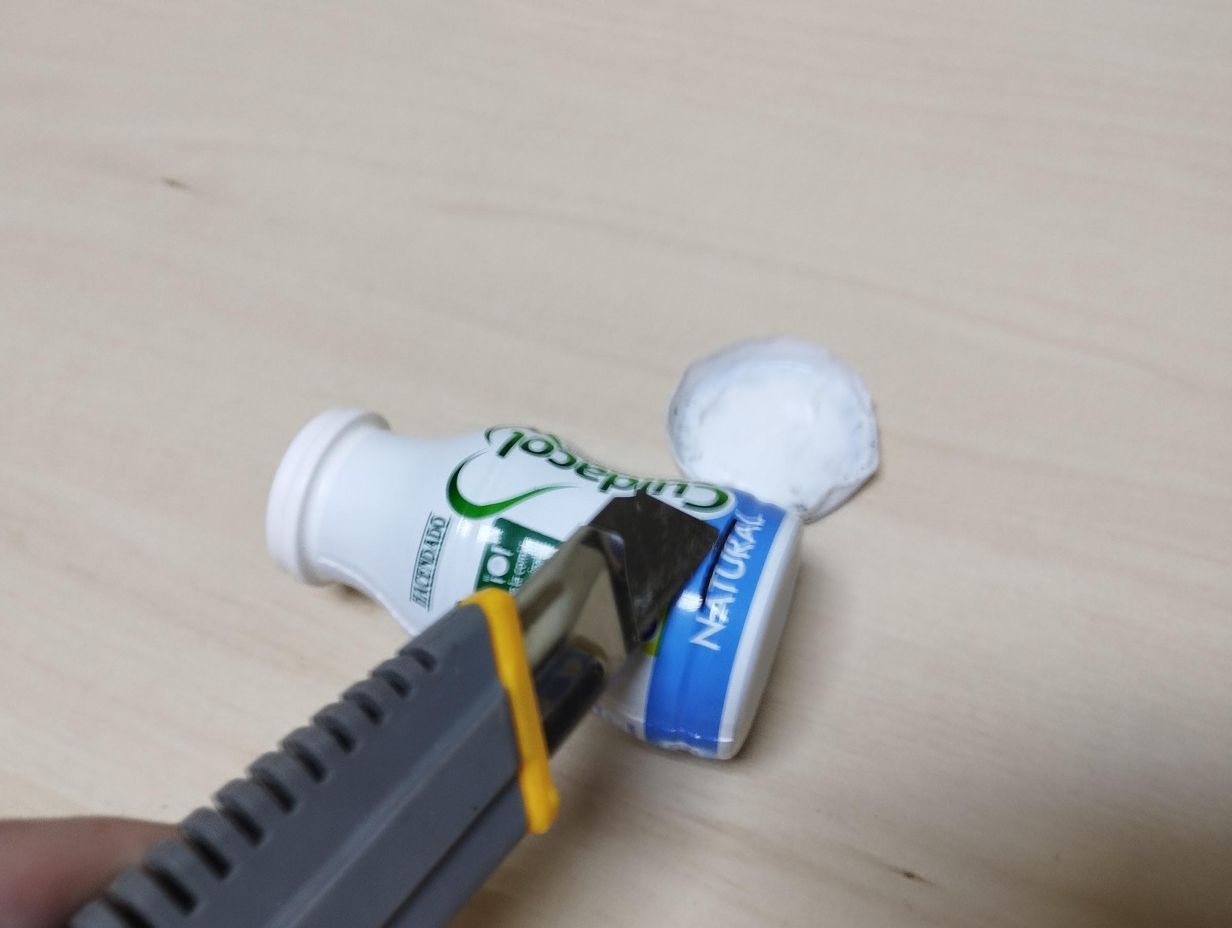 Cortando un botecito de bífidus Cortando un botecito de bífidus