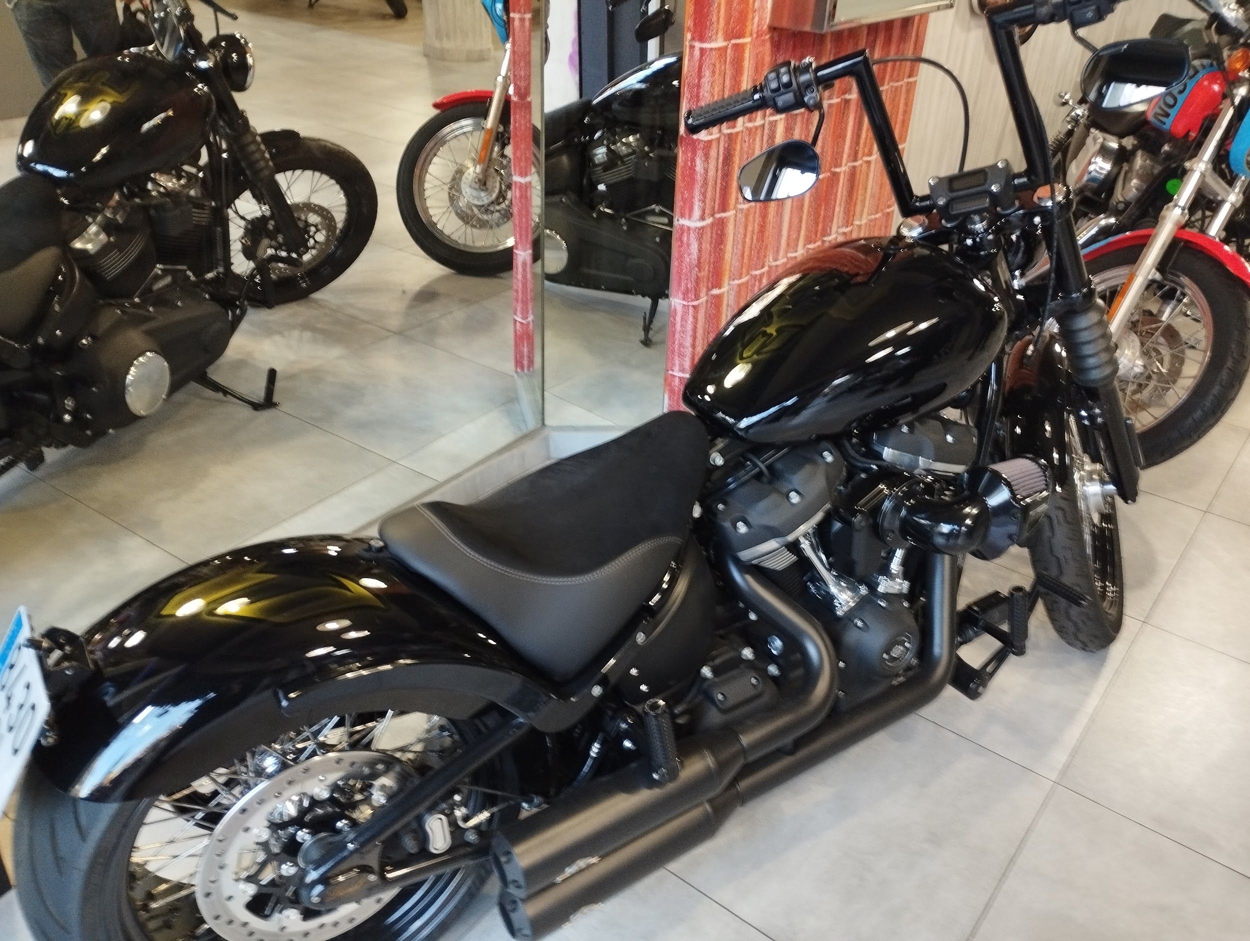 Moto del entorno de Messi... a ver si alguno sabe su historia y nos lo cuenta en la descripción de este post Moto del entorno de Messi... a ver si alguno sabe su historia y nos lo cuenta en la descripción de este post