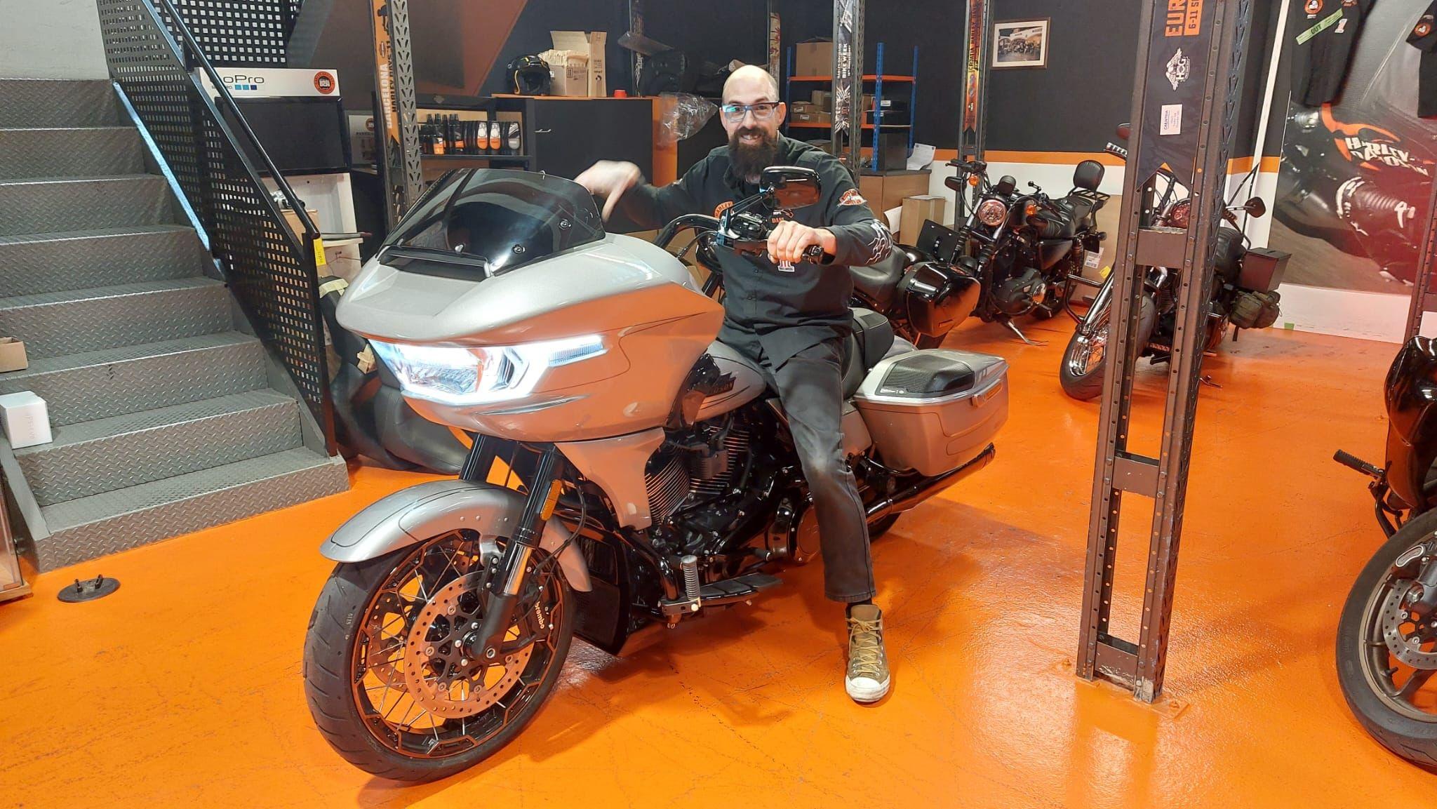 Nuestro colega Dani de Mecánica Cooguifacil fue el encargado de subir la motocicleta a la presentación. Que envidia más rica. Nuestro colega Dani de Mecánica Cooguifacil fue el encargado de subir la motocicleta a la presentación. Que envidia más rica.