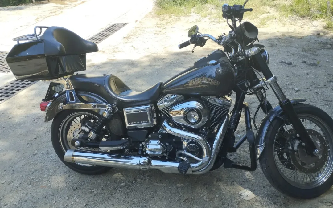 Cómo instalar una baúl portaequipajes en una Harley davidson Dyna