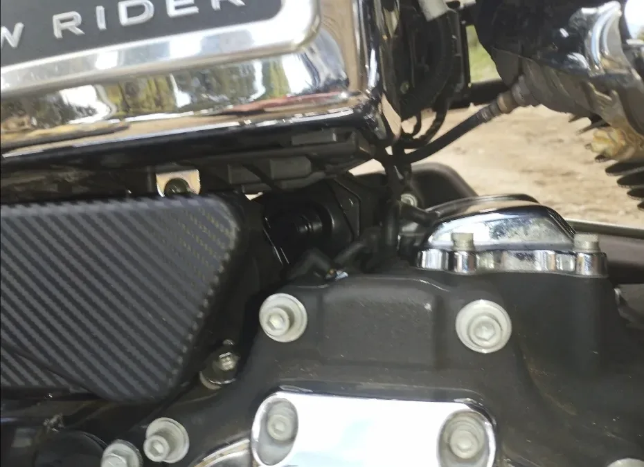 Cómo instalar un botón de arranque directo desde el solenoide de una Harley Davidson Dyna