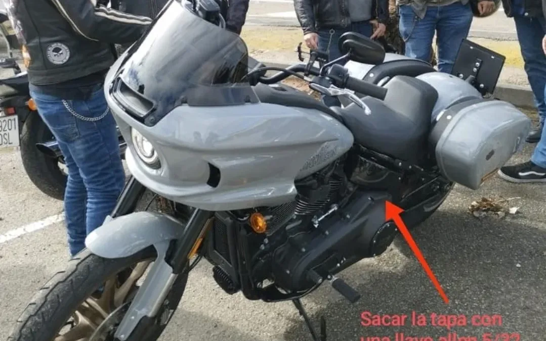 Cómo quitar el maxifusible de una  Harley Davidson Low Rider ST