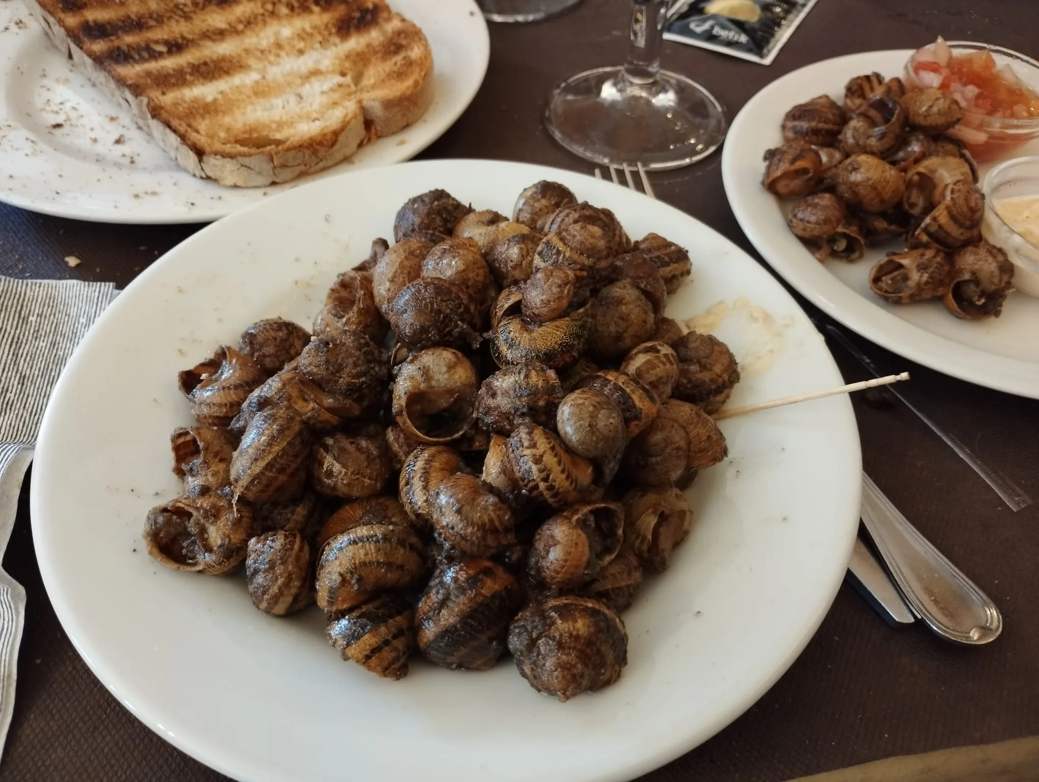 Caracoles mezcla entre llauna y salteados. Caracoles mezcla entre llauna y salteados.