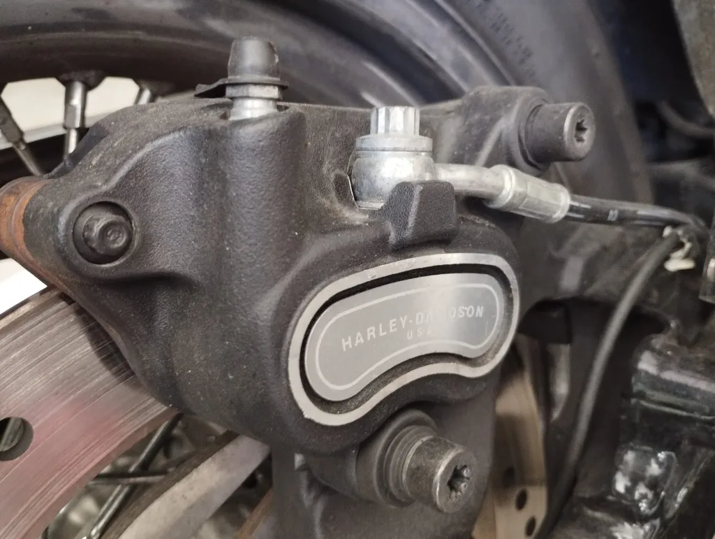 Como cambiar las pastillas de freno trasero de una Harley Davidson Dyna