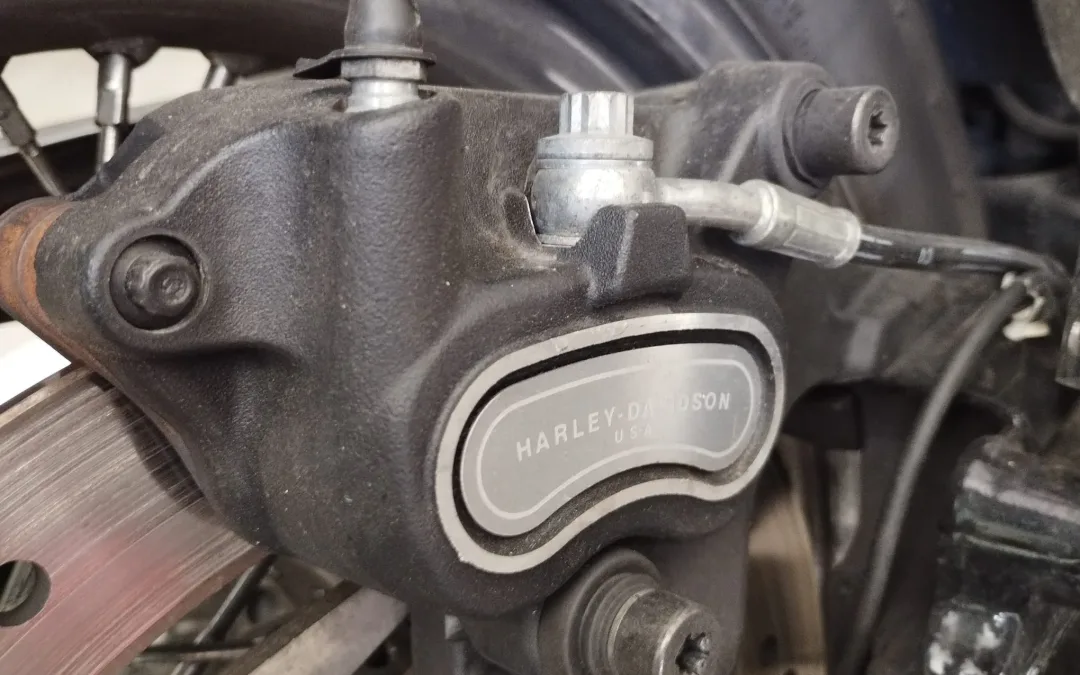 Cómo cambiar las pastillas de freno trasero  de una Harley Davidson Dyna