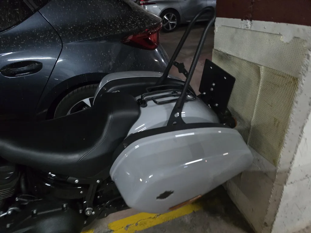 Cómo instalar un sissy bar en una Low Rider ST