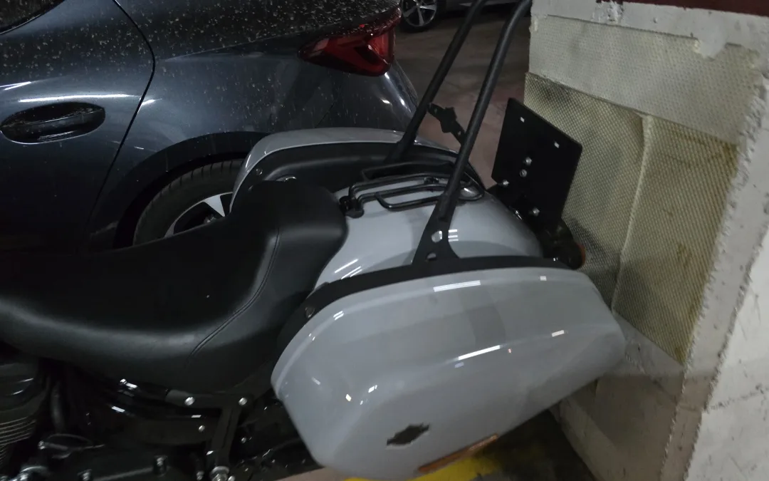 Cómo instalar un Sissy Bar en una Low Rider ST