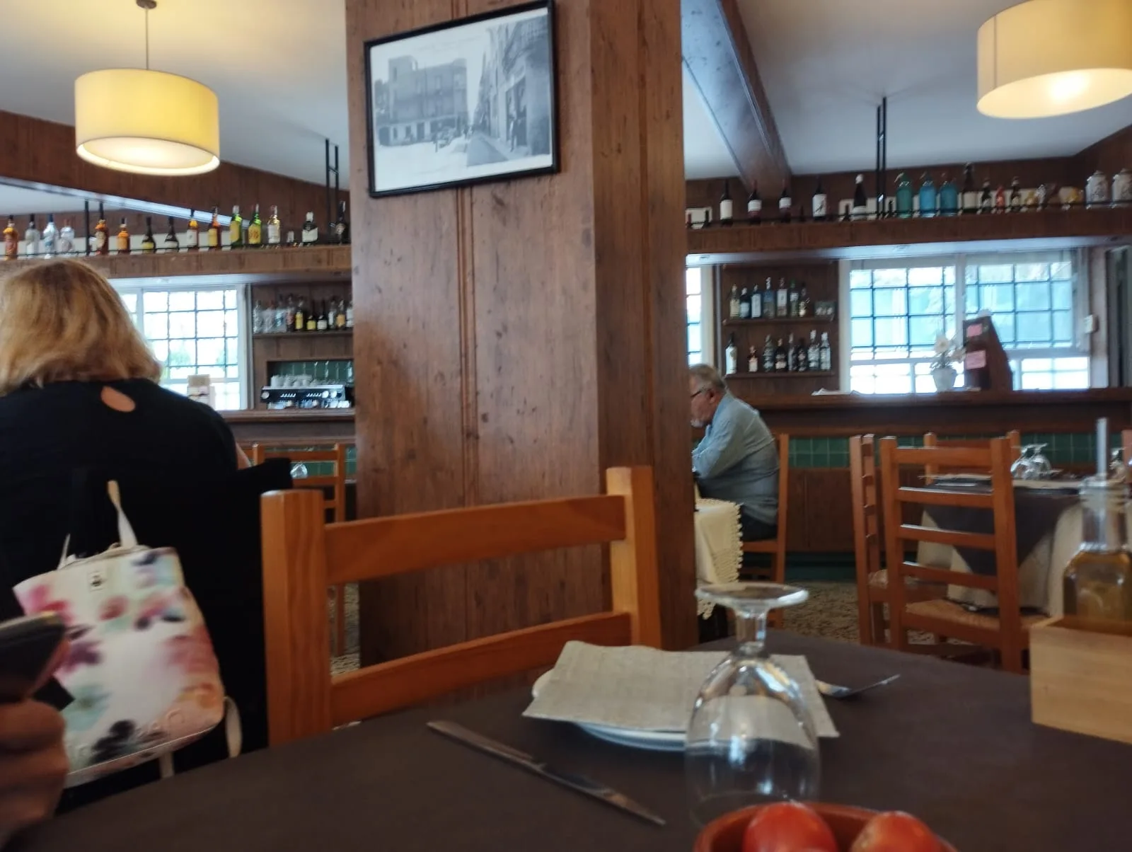 El servicio es muy amable y atento. Hacen menú almuerzo de tenedor y dispone de brasas. El servicio es muy amable y atento. Hacen menú almuerzo de tenedor y dispone de brasas.