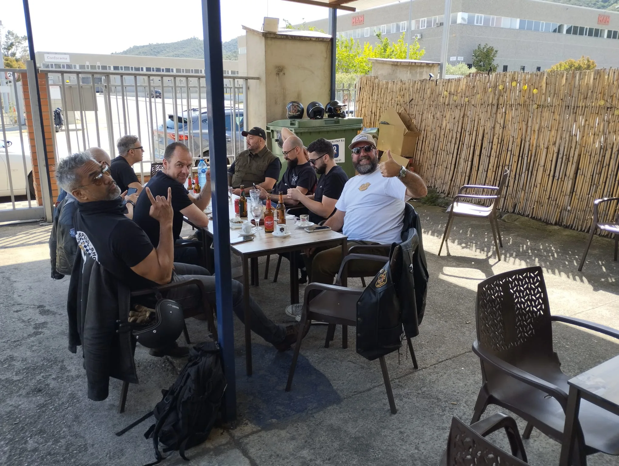 Es mejor almorzar dentro, ya que justo al lado hay un limpia coches de máquina y se escucha demasiado Hay mucho ambiente motero fuera
