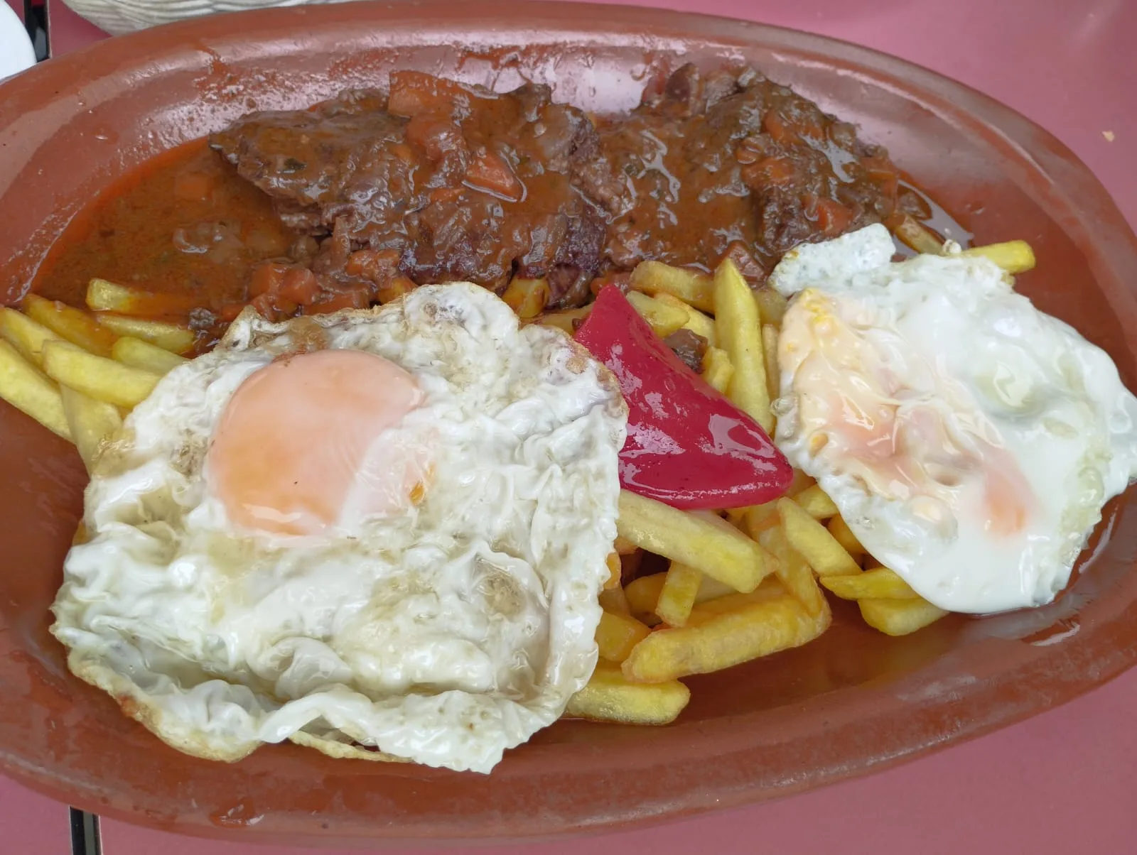 Estofado con huevos y patatas