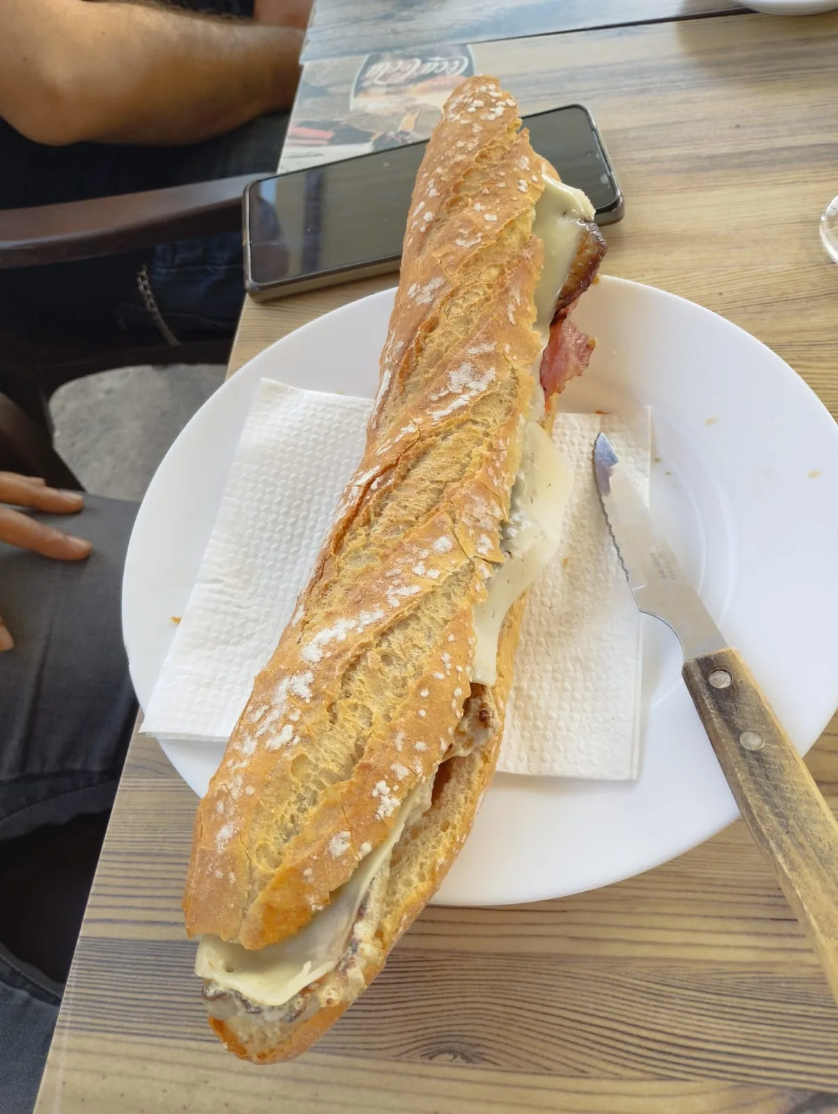 Los bocadillos eran otra cosa, grandes y bien rellenos Los bocadillos eran otra cosa, grandes y bien rellenos