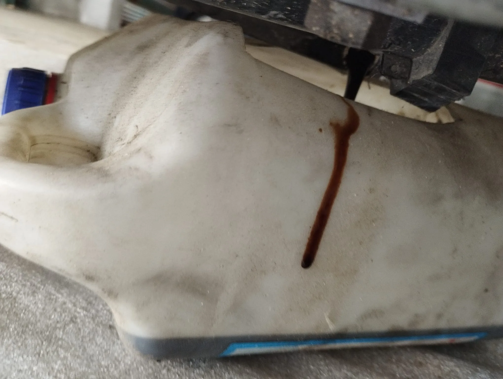 Ponemos el tapón con la mano y luego cerramos con una tórica de 10 con carraca