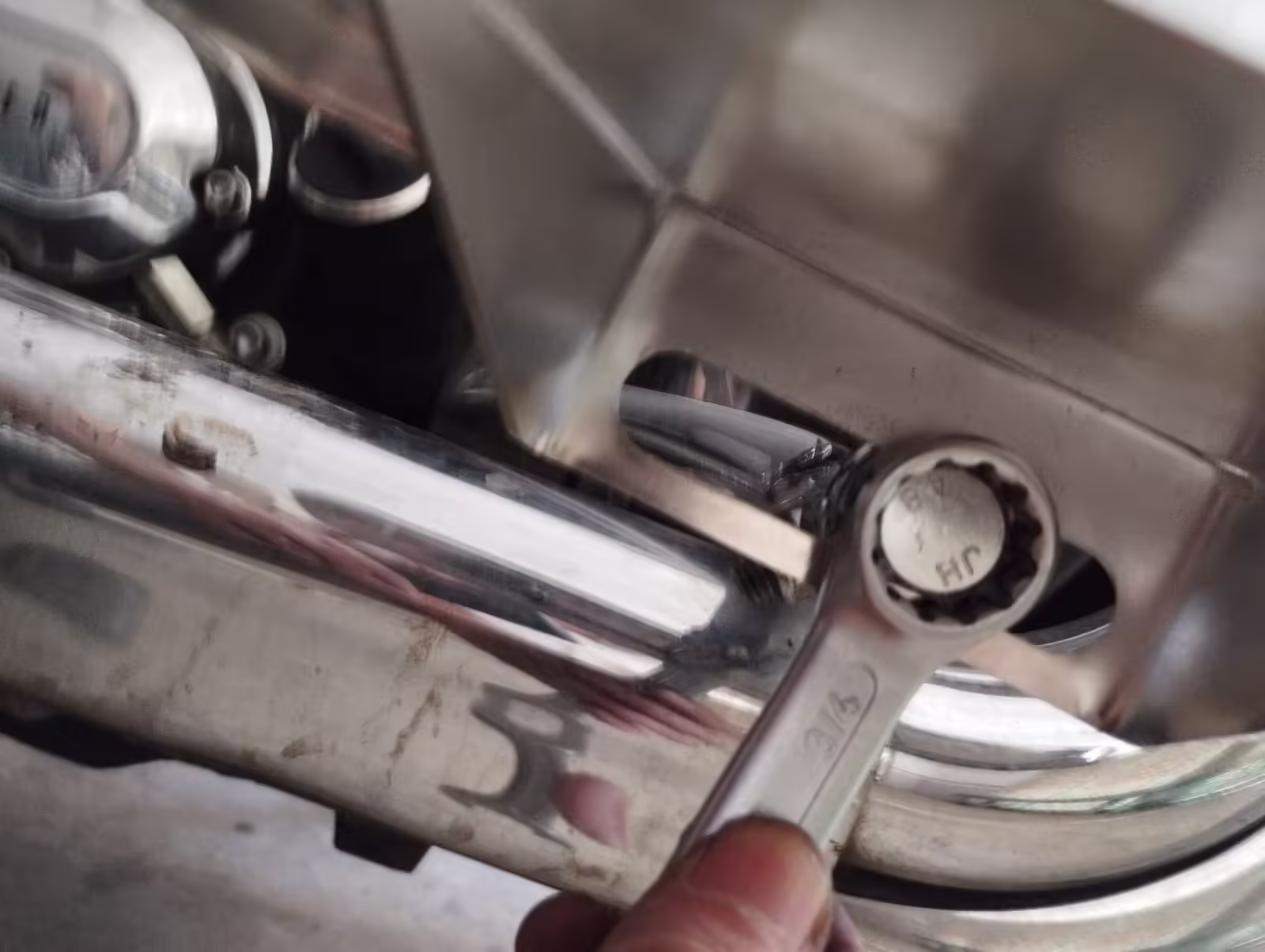 Con la llave fija apretamos bien Con la llave fija apretamos bien