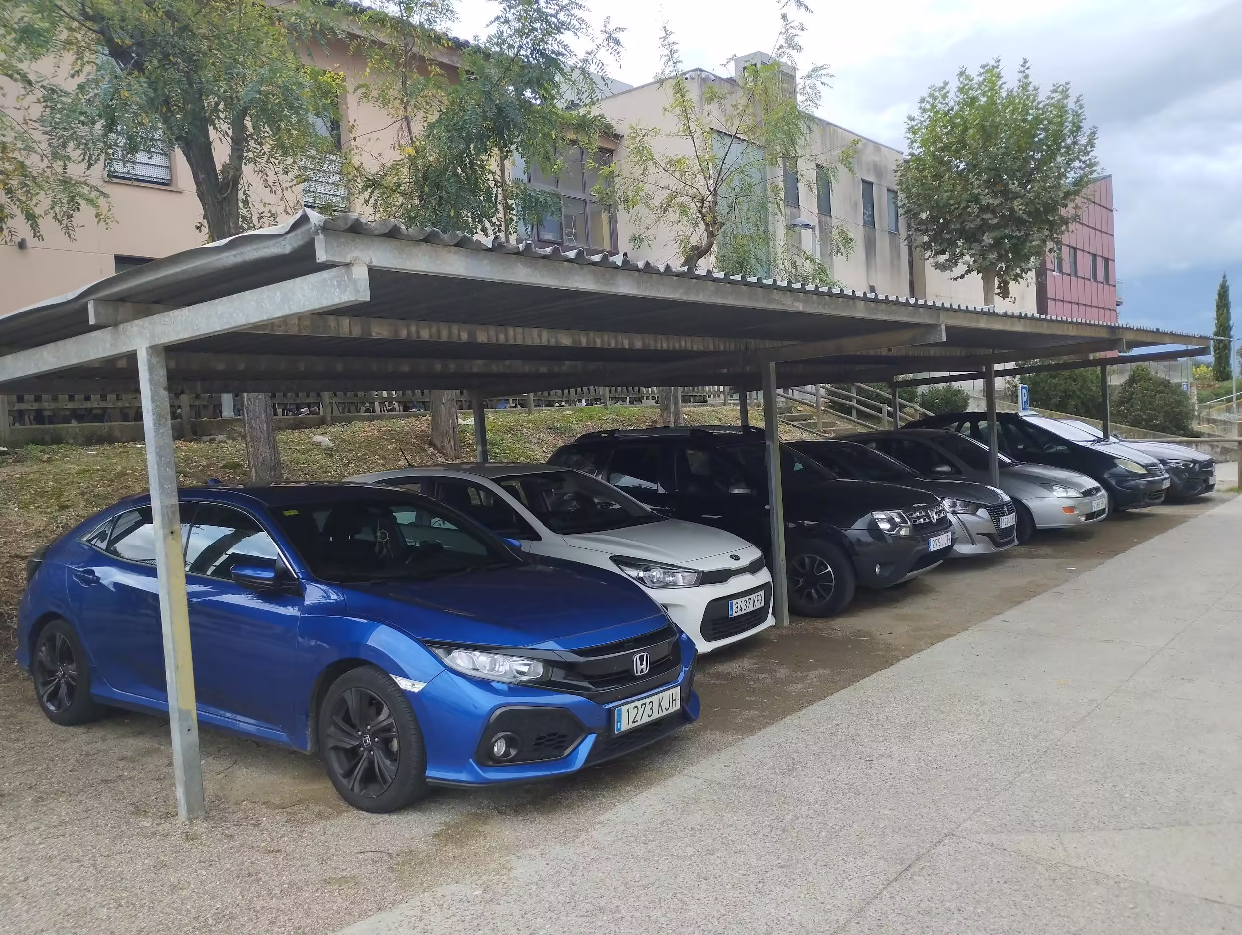 Aparcamiento cubierto para coches Aparcamiento cubierto para coches
