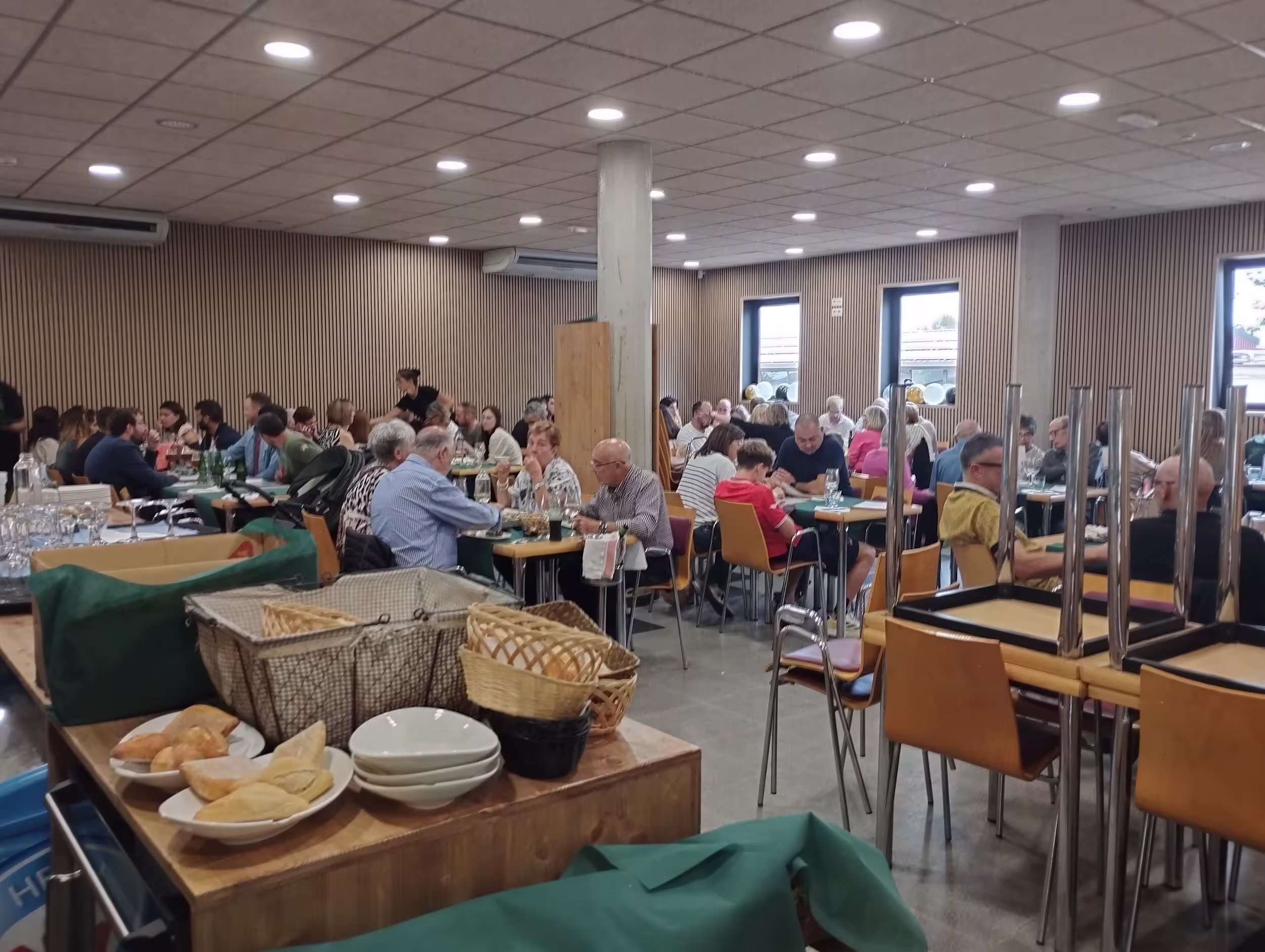 El comedor principal estaba lleno. El comedor principal estaba lleno.