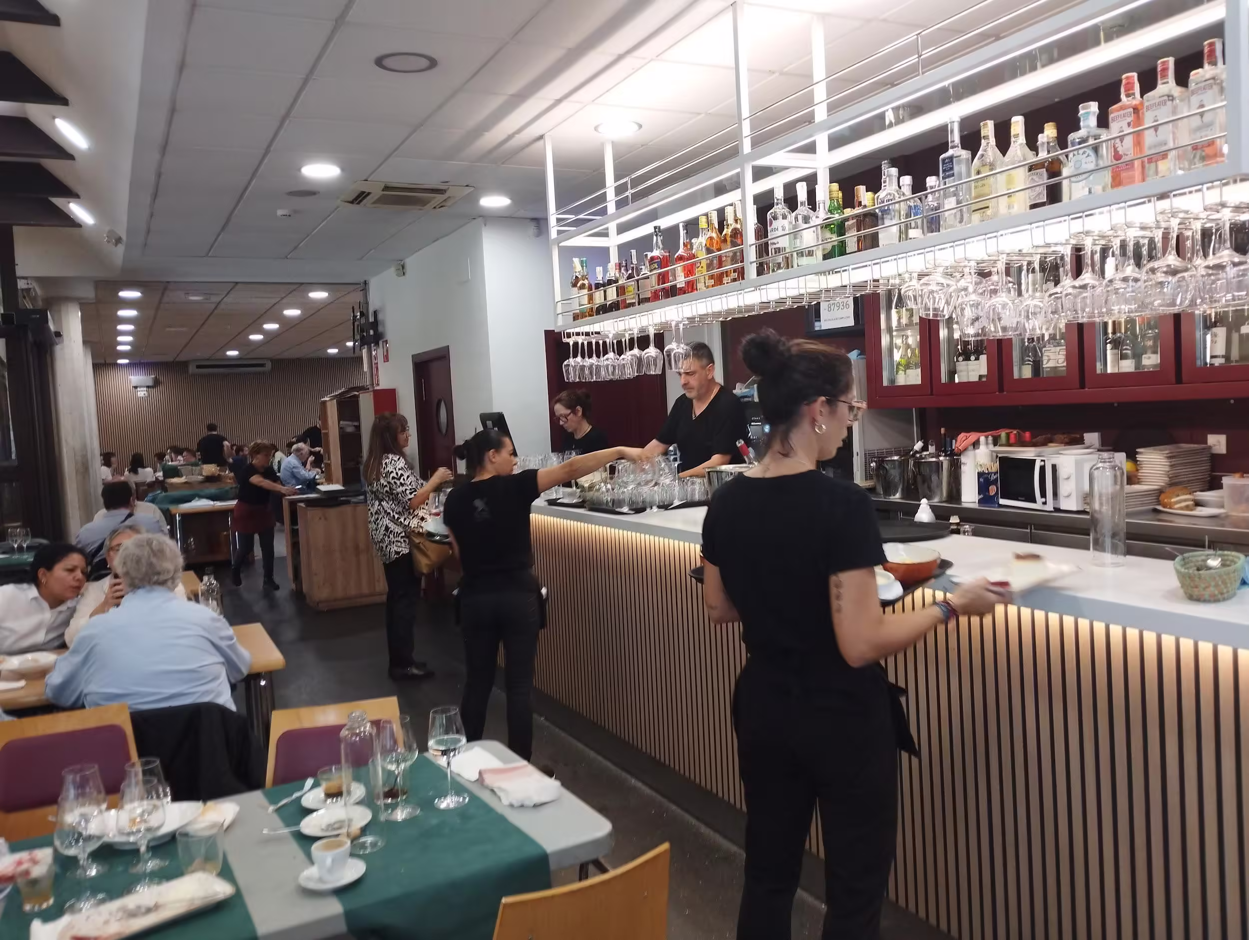 Había gente esperando y eso nos hizo terminar de decidir aceptar el reto de probarlo Había gente esperando y eso nos hizo terminar de decidir aceptar el reto de probarlo