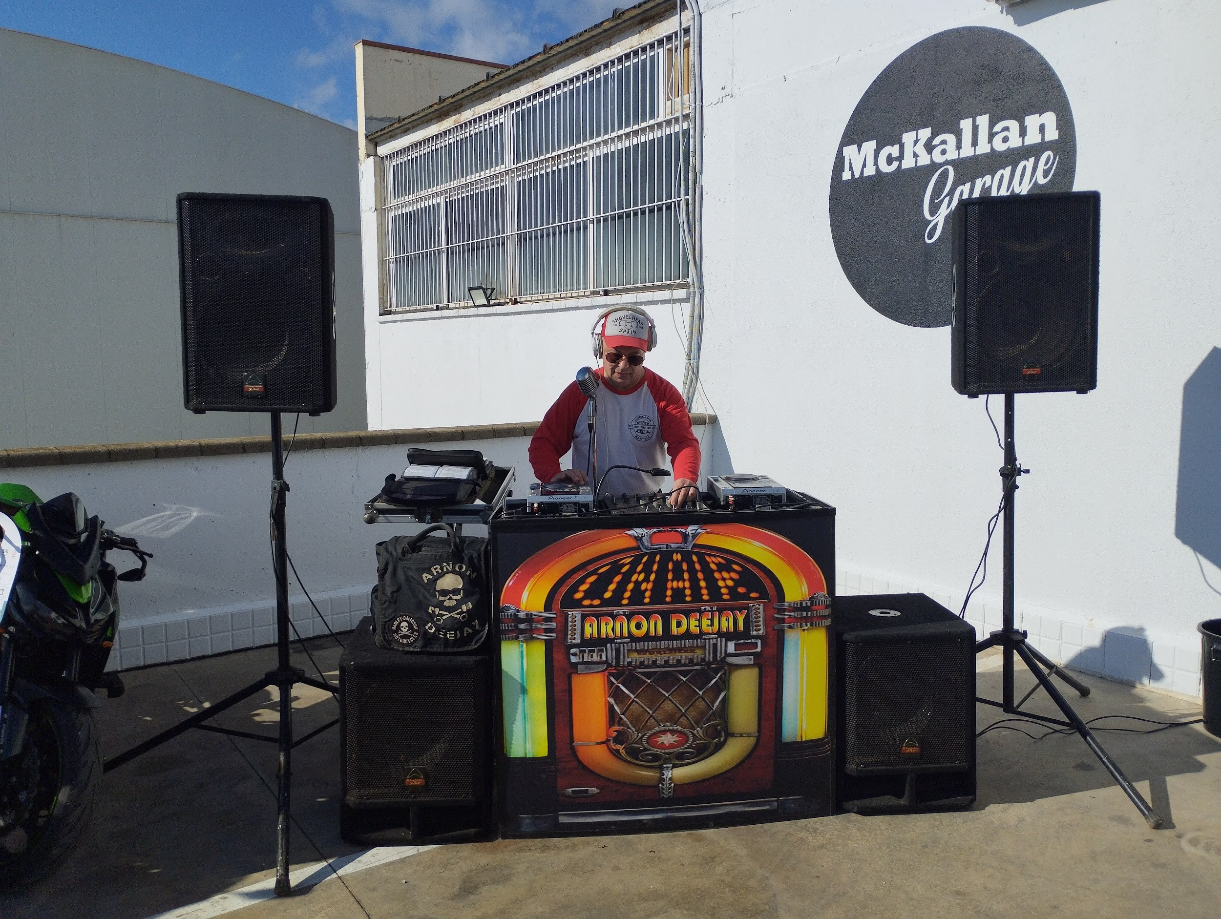 Gran ambiente donde el Dj no ha parado de darle caña Gran ambiente donde el Dj no ha parado de darle caña