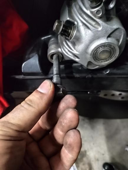 Con la llave de 9-16 o de 14mm retiramos el tornillo pasador Con la llave de 9-16 o de 14mm retiramos el tornillo pasador