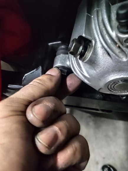 Engrasamos el tornillo pasador gordo, igual que el anterior, casi toda la grasa se quedará fuera así que echad poca Engrasamos el tornillo pasador gordo, igual que el anterior, casi toda la grasa se quedará fuera así que echad poca