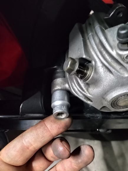 Ubicamos el tornillo pasador Ubicamos el tornillo pasador