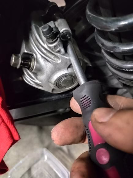 Quitamos el tapón del pasador con el destornillador plano. Quitamos el tapón del pasador con el destornillador plano.