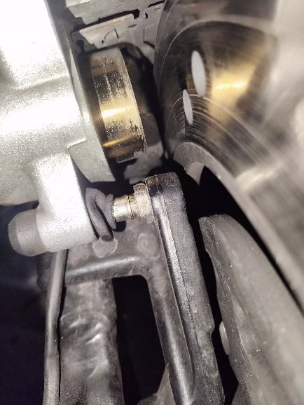 Tiramos un poco hacia atrás de la pinza para hacer hueco para la llave fija (inglesa en mi caso) Tiramos un poco hacia atrás de la pinza para hacer hueco para la llave fija (inglesa en mi caso)