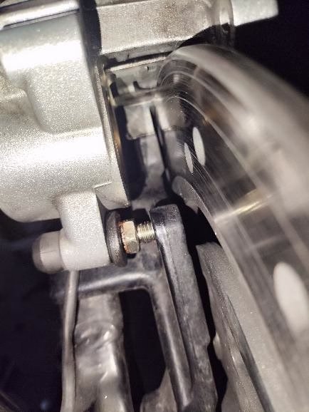 Volvemos a meter el pasador engrasado en su sitio, la chapa de la pinza en su sitio y presentamos la pinza sobre el disco Volvemos a meter el pasador engrasado en su sitio, la chapa de la pinza en su sitio y presentamos la pinza sobre el disco
