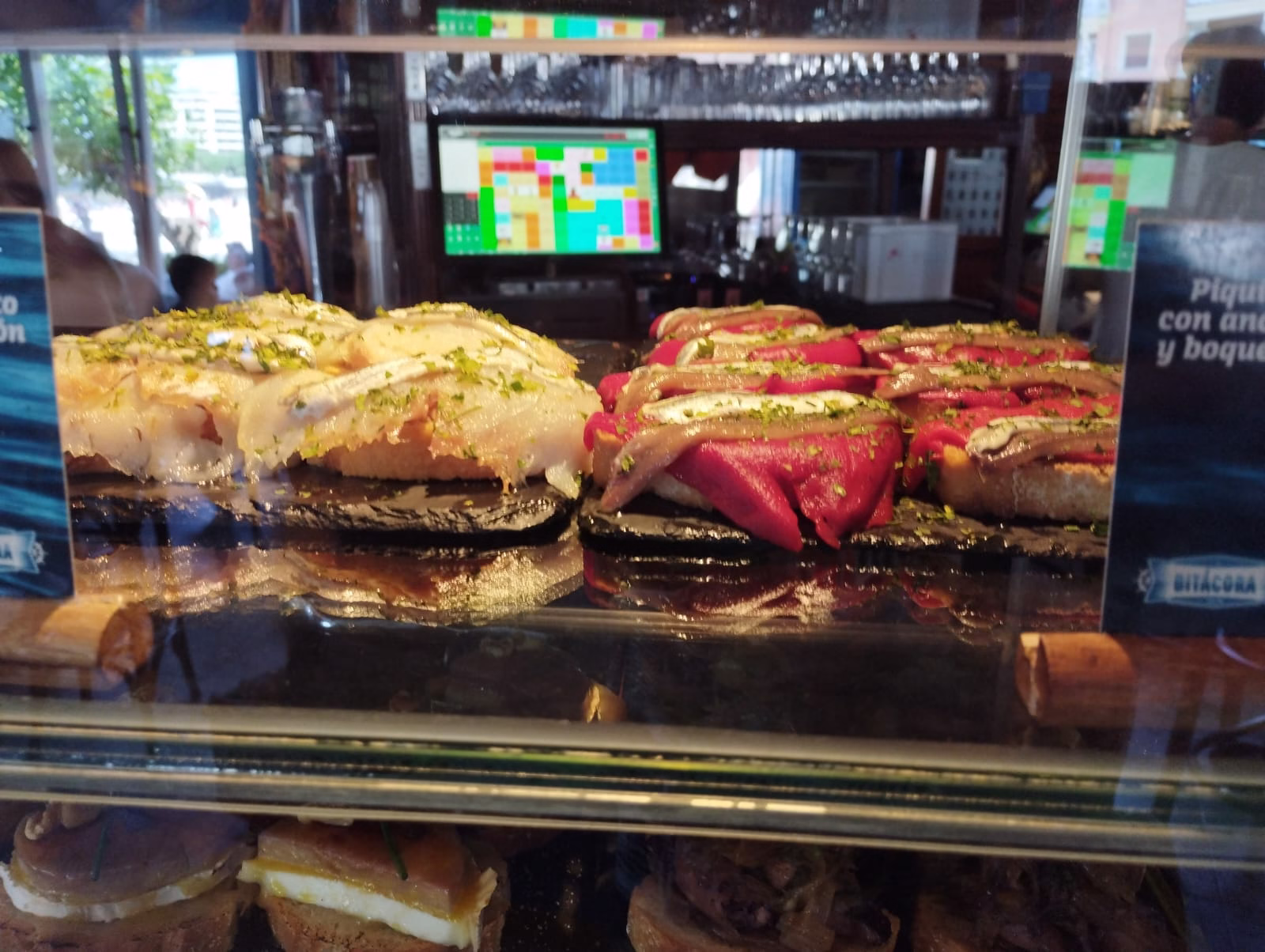 Bien surtido de pintxos Bien surtido de pintxos