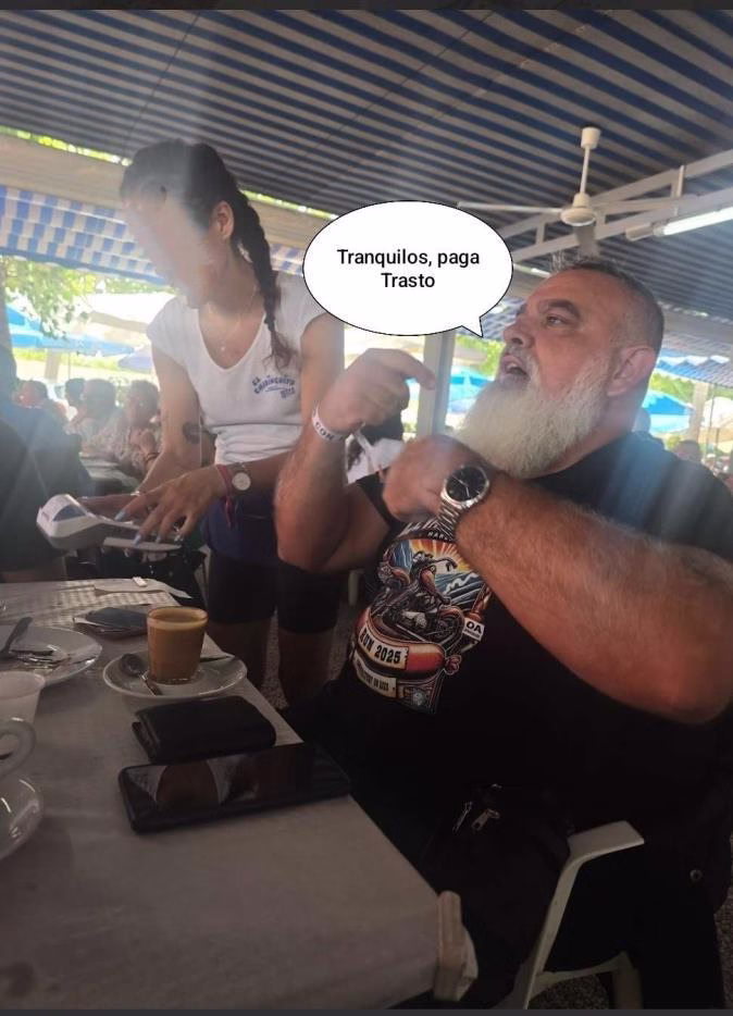 El DOC se hizo cargo del pago de la comida de todo el grupo. El DOC se hizo cargo del pago de la comida de todo el grupo.