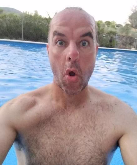 Guti en la piscina disfrutando como un enano Guti en la piscina disfrutando como un enano