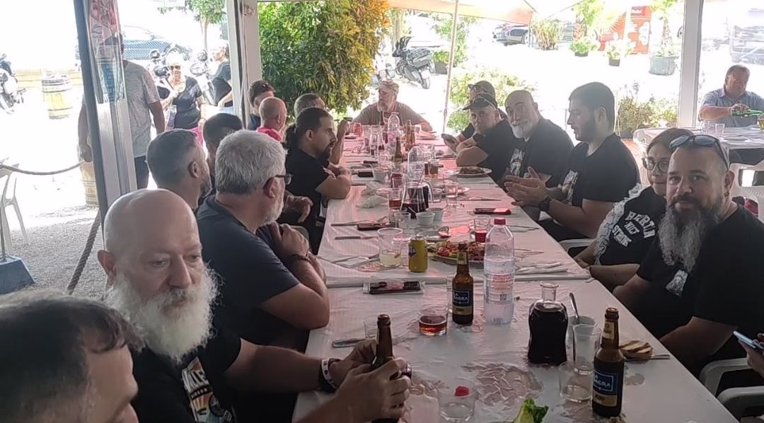 La mesa con 20 comensales pero de los buenos La mesa con 20 comensales pero de los buenos