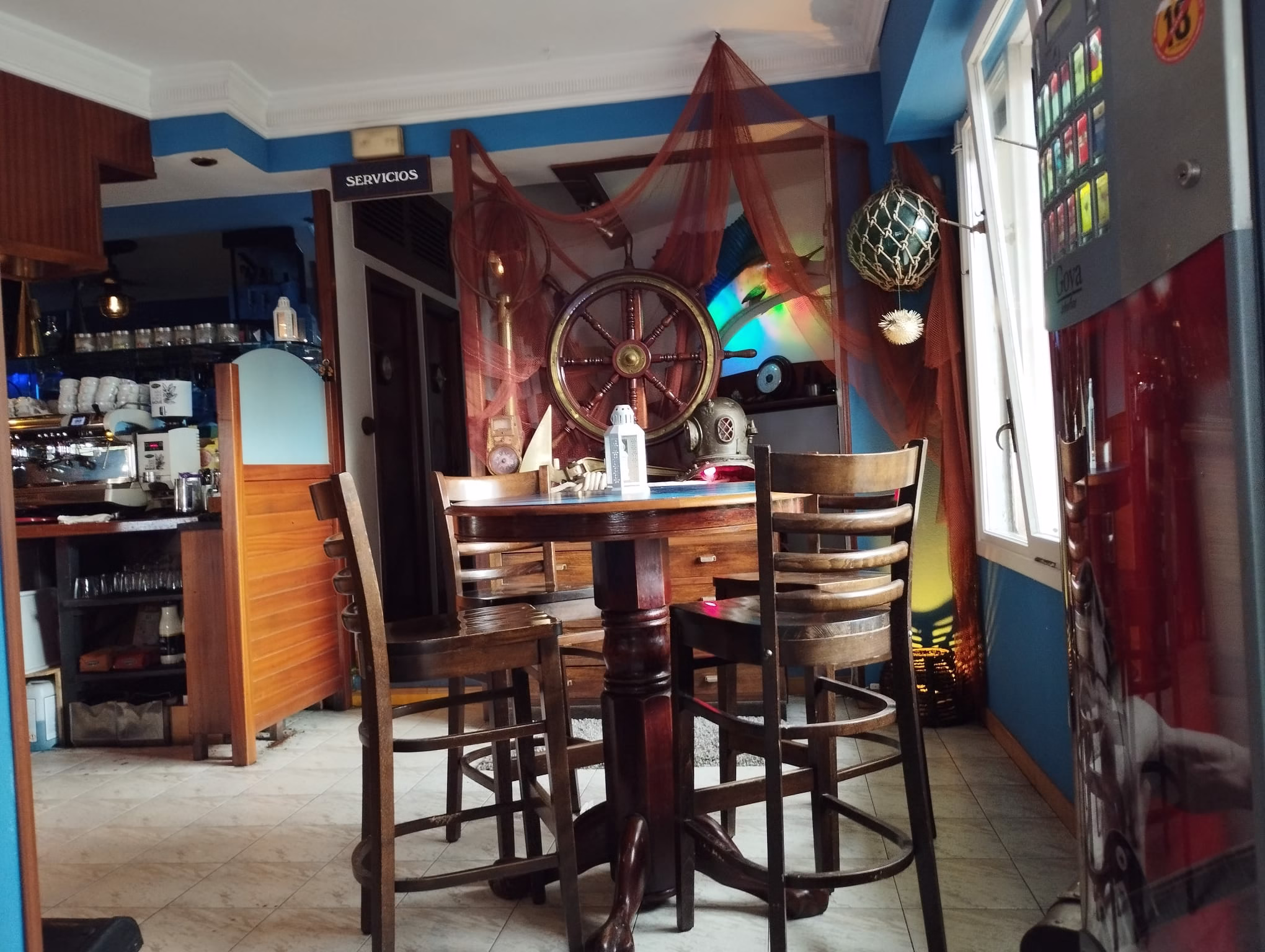 La decoración es acorde por estar frente al mar La decoración es acorde por estar frente al mar