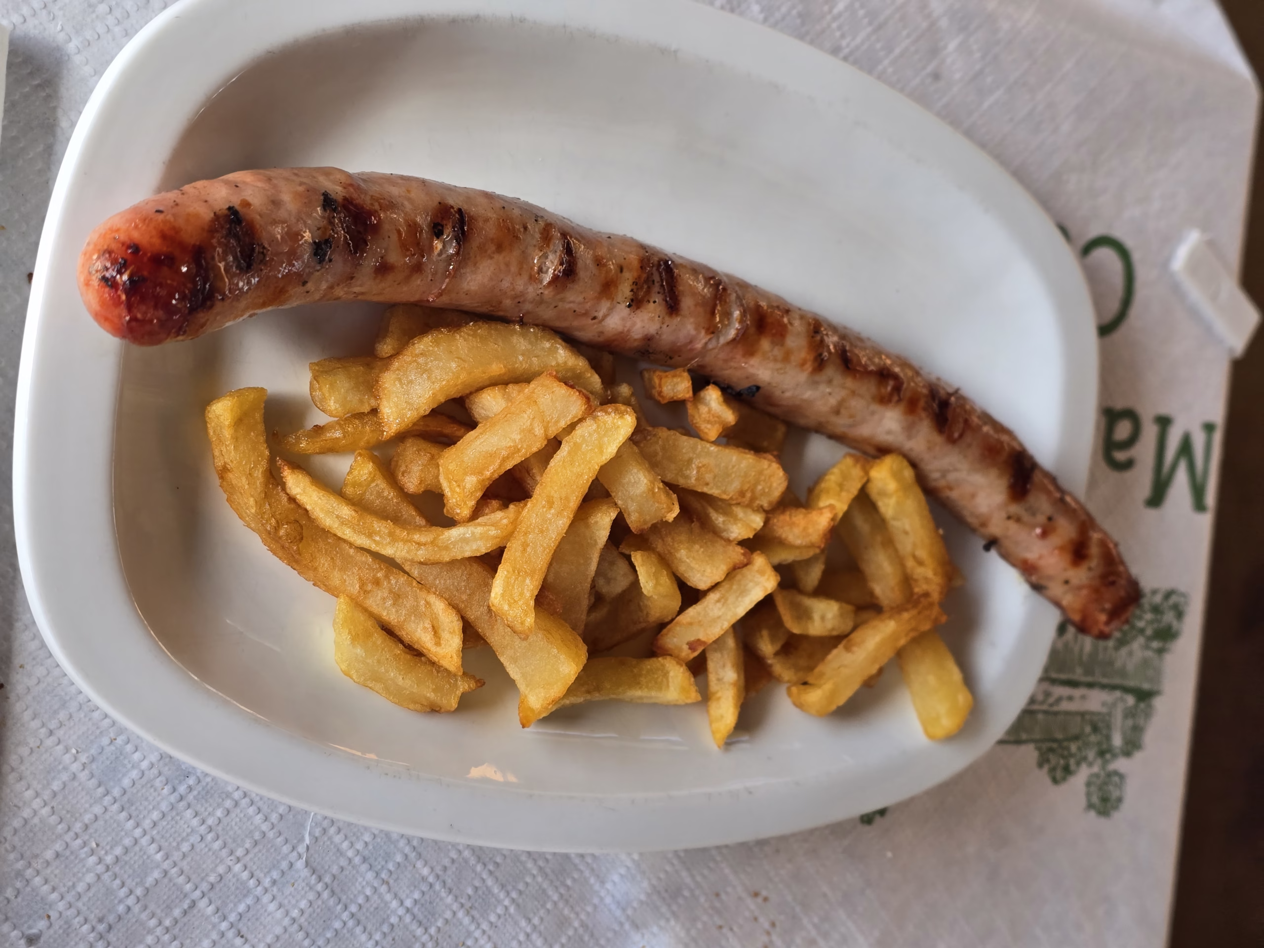 Butifarra a la brasa con patatas Butifarra a la brasa con patatas