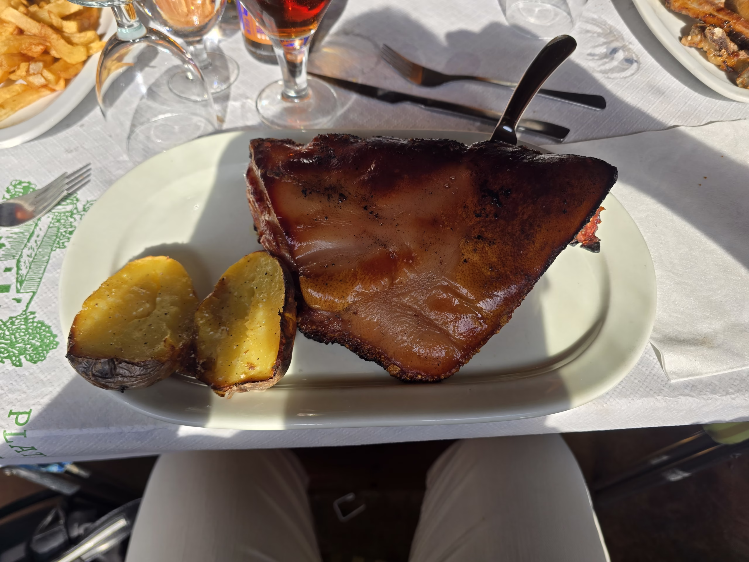 Cochinillo a la brasa de 700grs con patatas Cochinillo a la brasa de 700grs con patatas