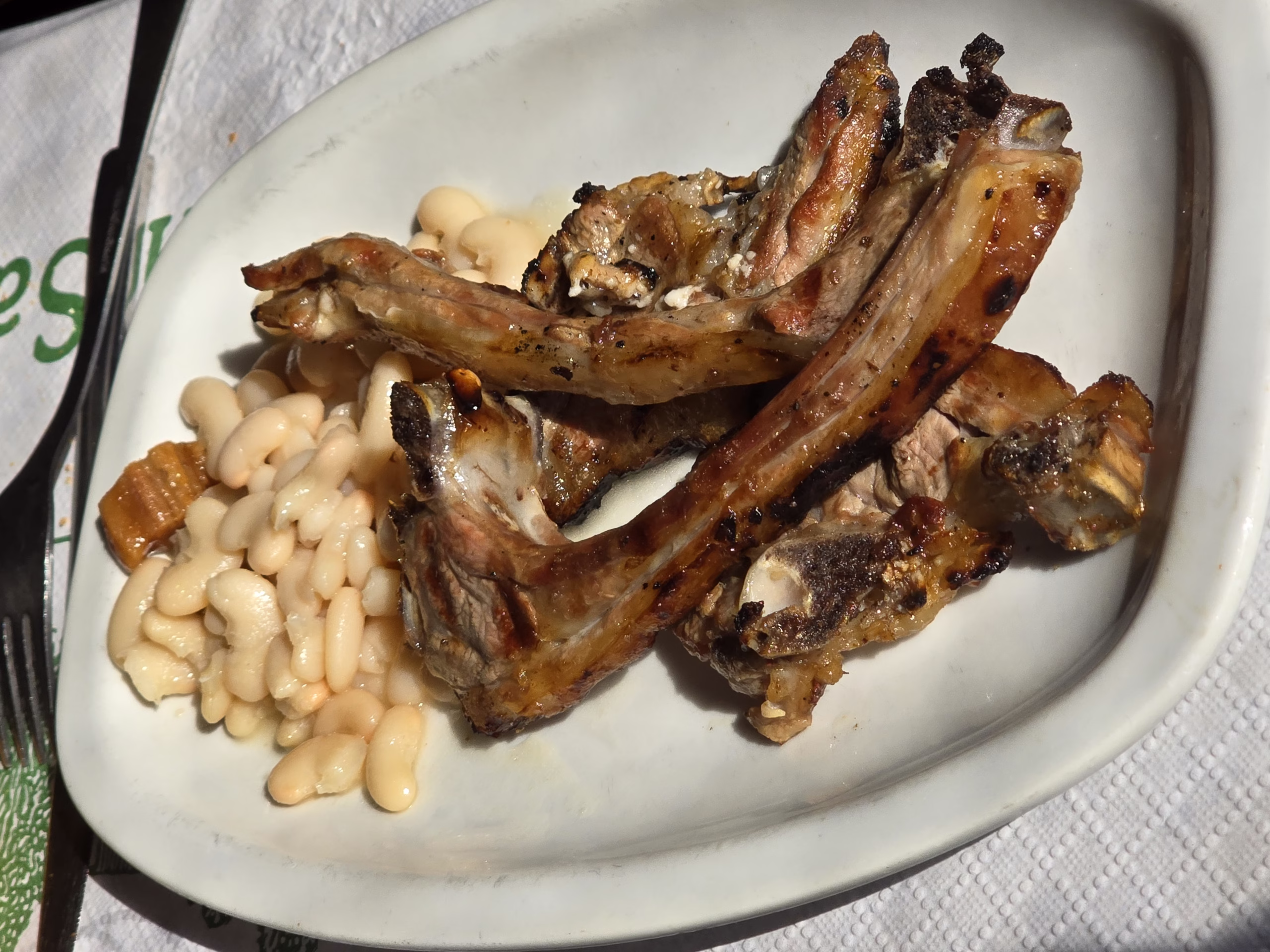 Costillas y michanas de cabrito con judías Costillas y michanas de cabrito con judías