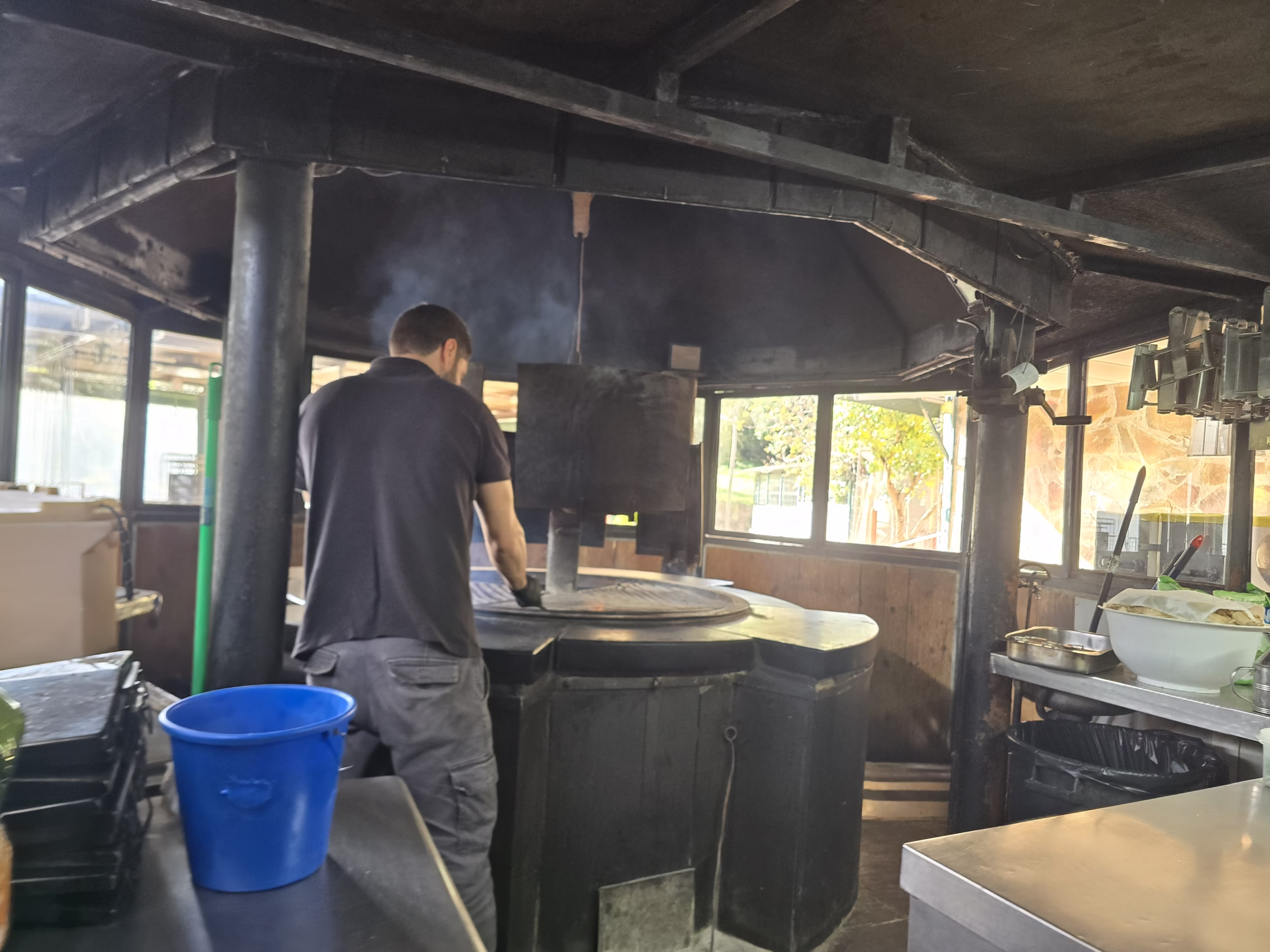 Nosotros nos sentamos cerca del cocinero Nosotros nos sentamos cerca del cocinero