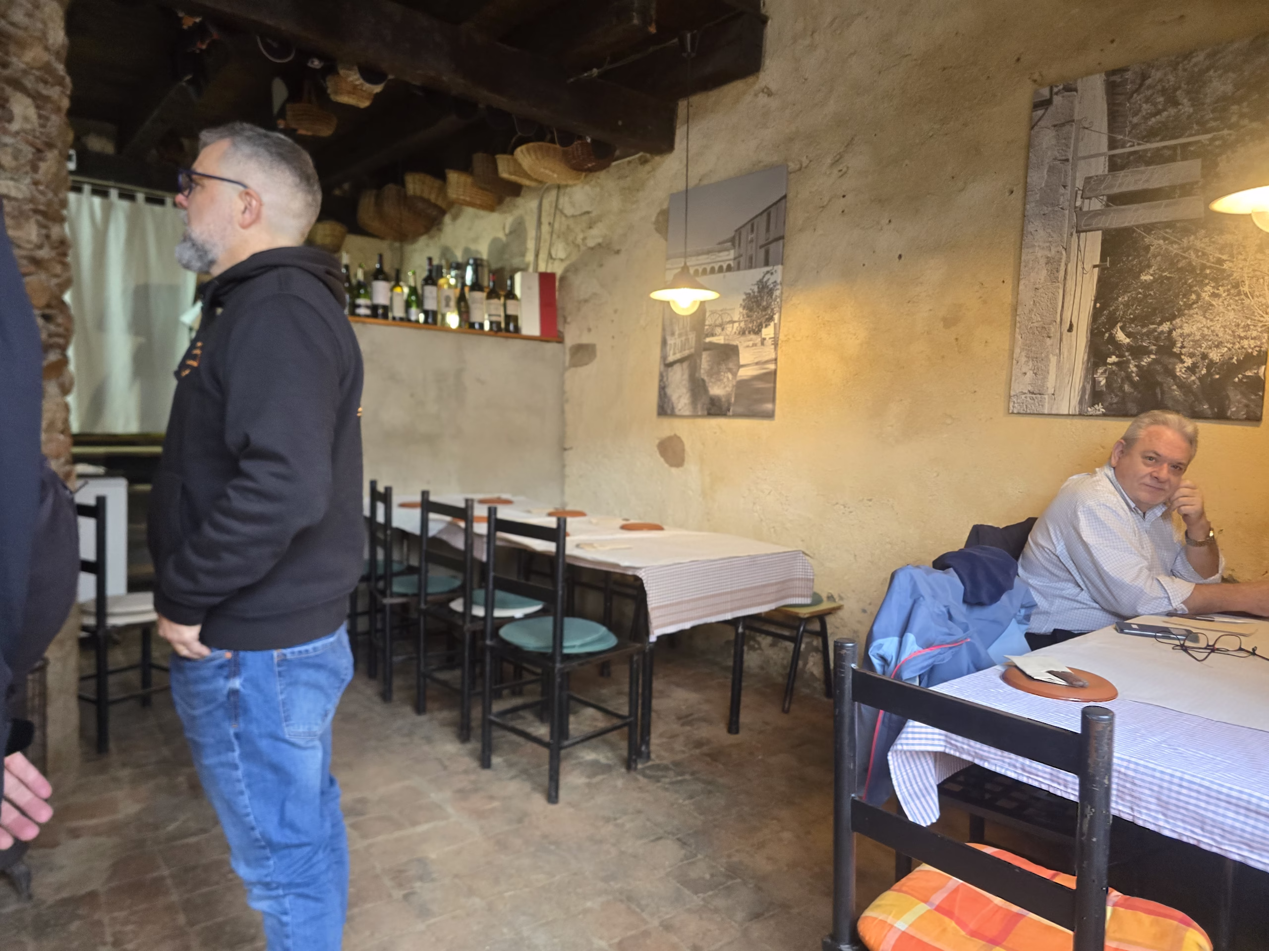 Pocas mesas pero un buen sitio para ir a almorzar Pocas mesas pero un buen sitio para ir a almorzar