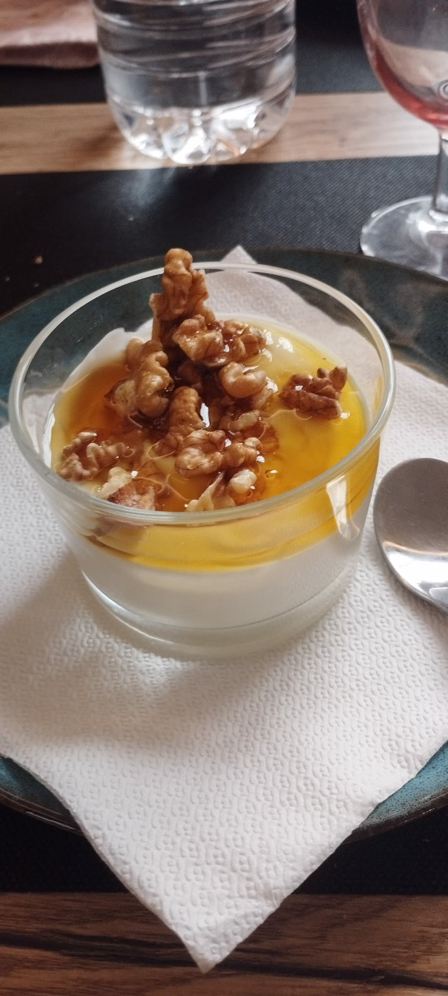 Yogur casero con nueces y miel de la litera Yogur casero con nueces y miel de la litera