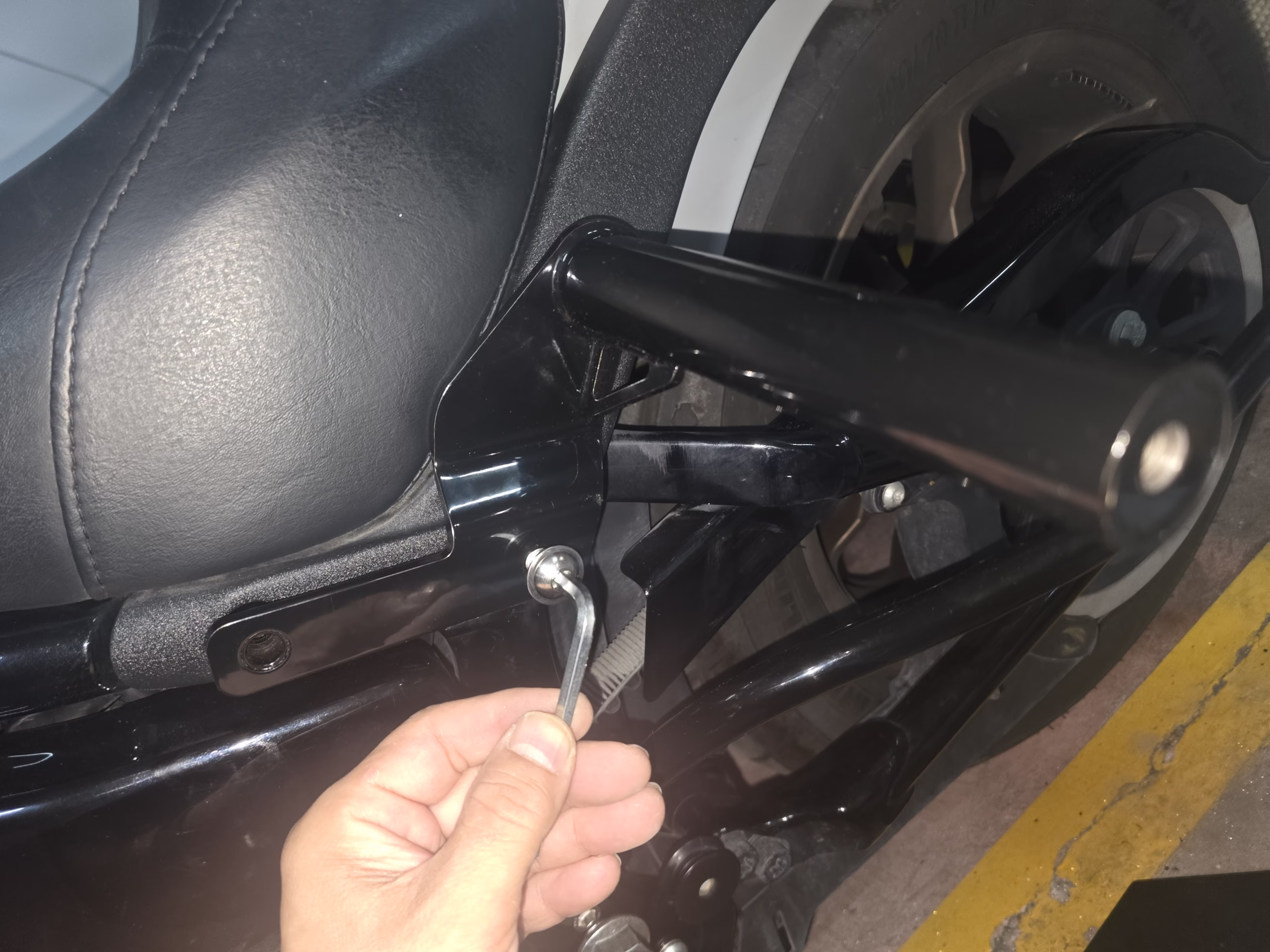 Ponemos el tornillo con fijador Ponemos el tornillo con fijador