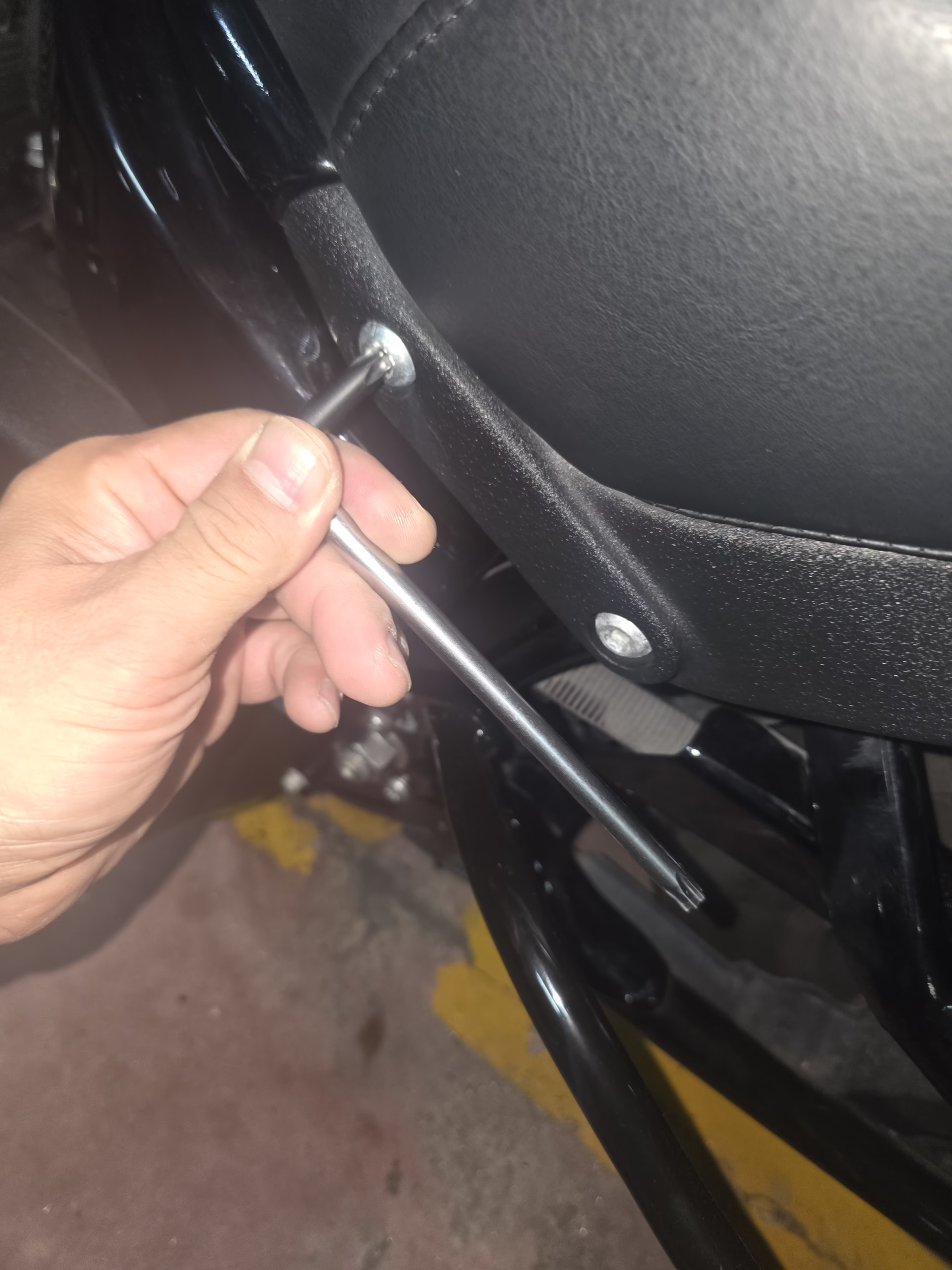 Quitamos estos 2 tornillos del espadín para poner la barra anticaída Quitamos estos 2 tornillos del espadín para poner la barra anticaída