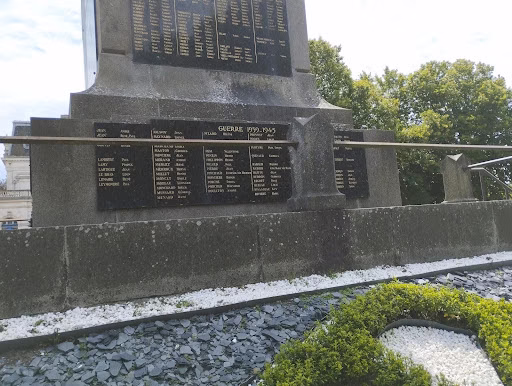 Con el nombre de cada uno de los caídos Con el nombre de cada uno de los caídos