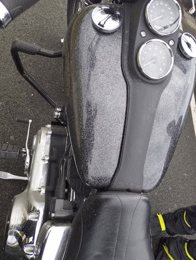 La moto llena de barro de la lluvia La moto llena de barro de la lluvia