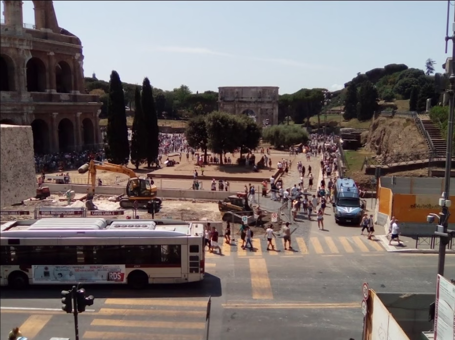 Piazza del Colosseo, Arco de Constantino y Monte Palatino, Roma Piazza del Colosseo, Arco de Constantino y Monte Palatino, Roma